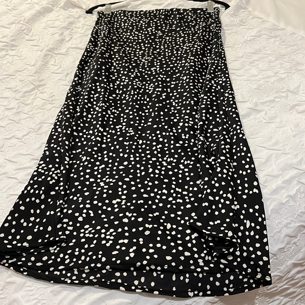 NWOT women’s maxi skirt. Black with white speckles. Size M
